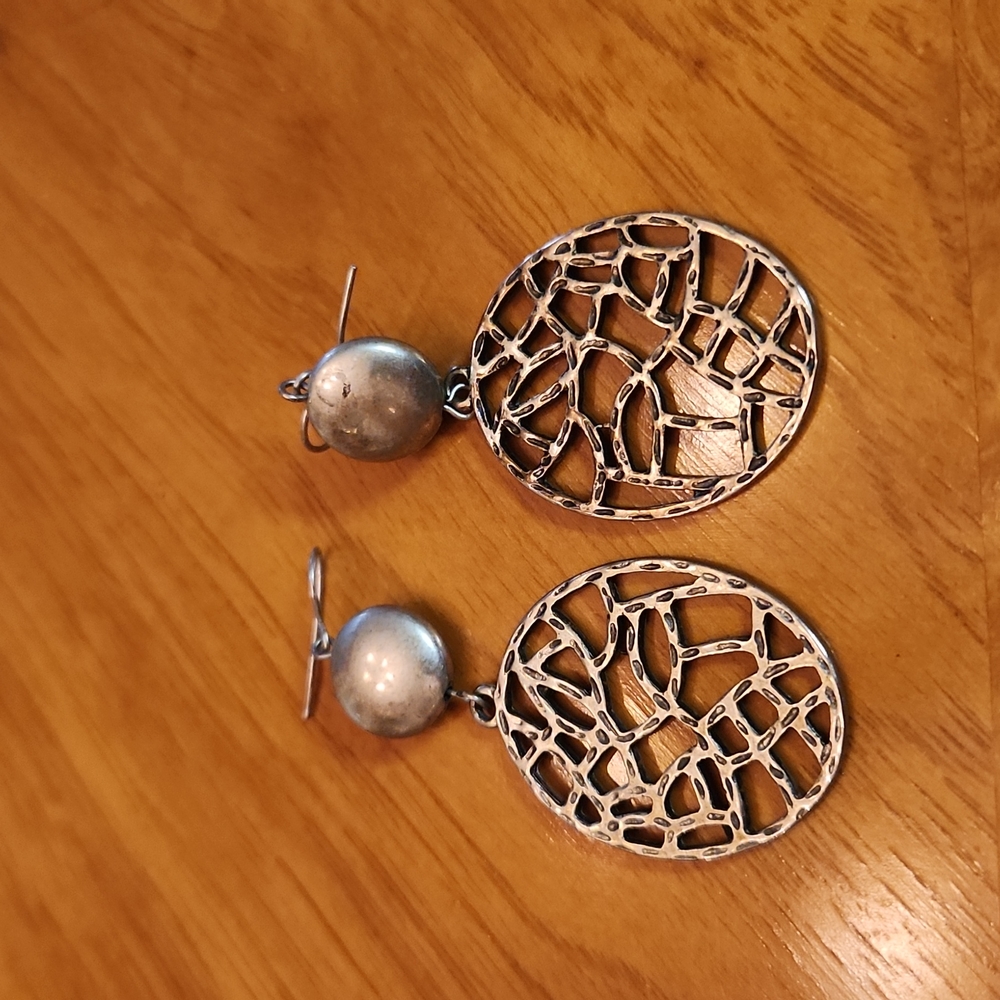 LIGHTWEIGHT SILVERTONE DANGLE EARRINGS
